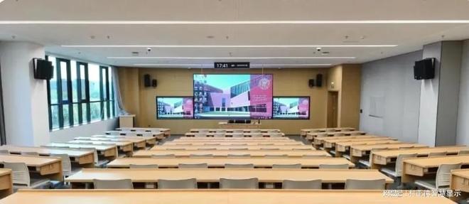 D小间距显示屏在学校教室中的应用优势麻将胡了2模拟器照亮未来课堂：LE(图2)